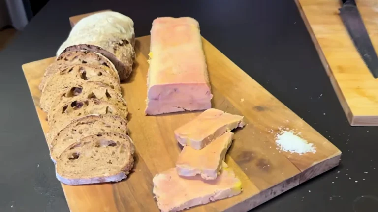 Foie gras et pain de campagne sur planche