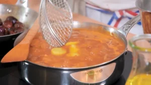 Ajout des pommes de terre au navarin d'agneau