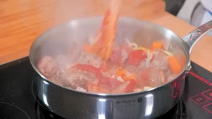 Ajouter le concentré de tomates