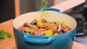Ajouter le persil au navarin d'agneau