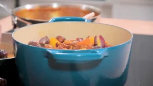 Ajouter les oignons au navarin d'agneau