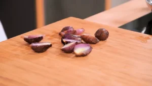 Couper les oignons grelots en deux