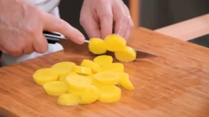 Couper les pommes de terre en tronçons