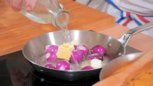 Oignons grelots avec beurre sucre et eau