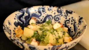 dressage de la salade de poulpe aux pommes de terre