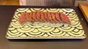montage du tataki de boeuf sur le riz vinaigré