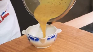 verser la vinaigrette dans un bol pour le service