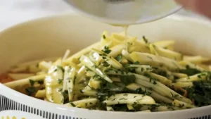 verser la vinaigrette sur la salade