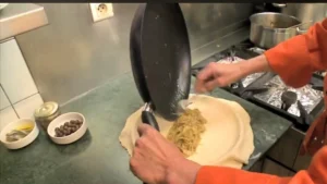 verser les oignons sur la pâte