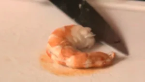 couper les crevettes en deux dans le sens de la longueur