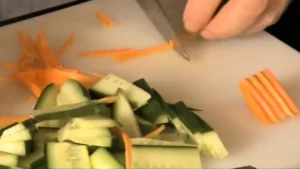 découpe des concombres et carottes