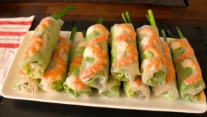 rouleaux de printemps sur un plateau en céramique