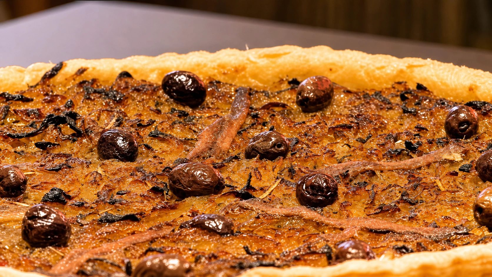 You are currently viewing La pissaladière niçoise traditionnelle, un classique provençal à partager
