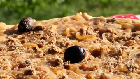 Pissaladière provençale irrésistible aux olives de Nyons et poudre d&rsquo;anchois grillés