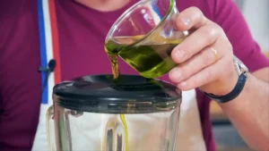 verser huile d'olive petit à petit