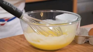 mélanger oeufs et sucre