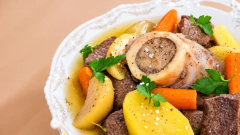 Une recette intemporelle avec le pot au feu de Philippe ETCHEBEST