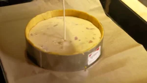 verser l'appareil à quiche