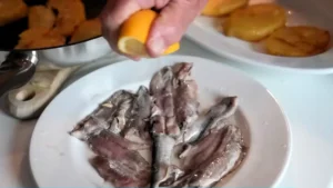 jus de citron sur les sardines